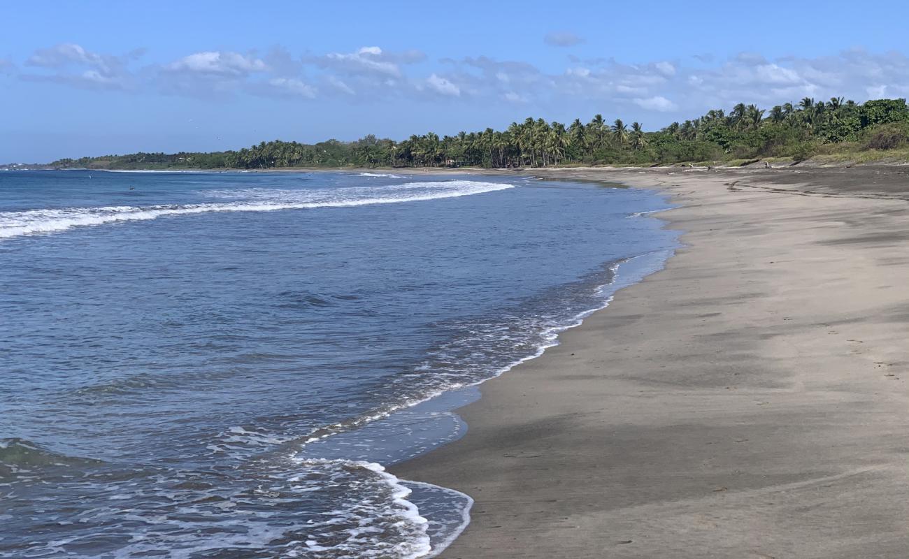 Foto de Playa Junquillal con arena gris y piedras superficie