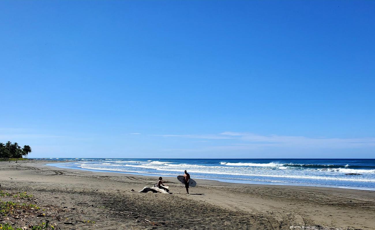 Foto de Marbella Beach con arena gris superficie