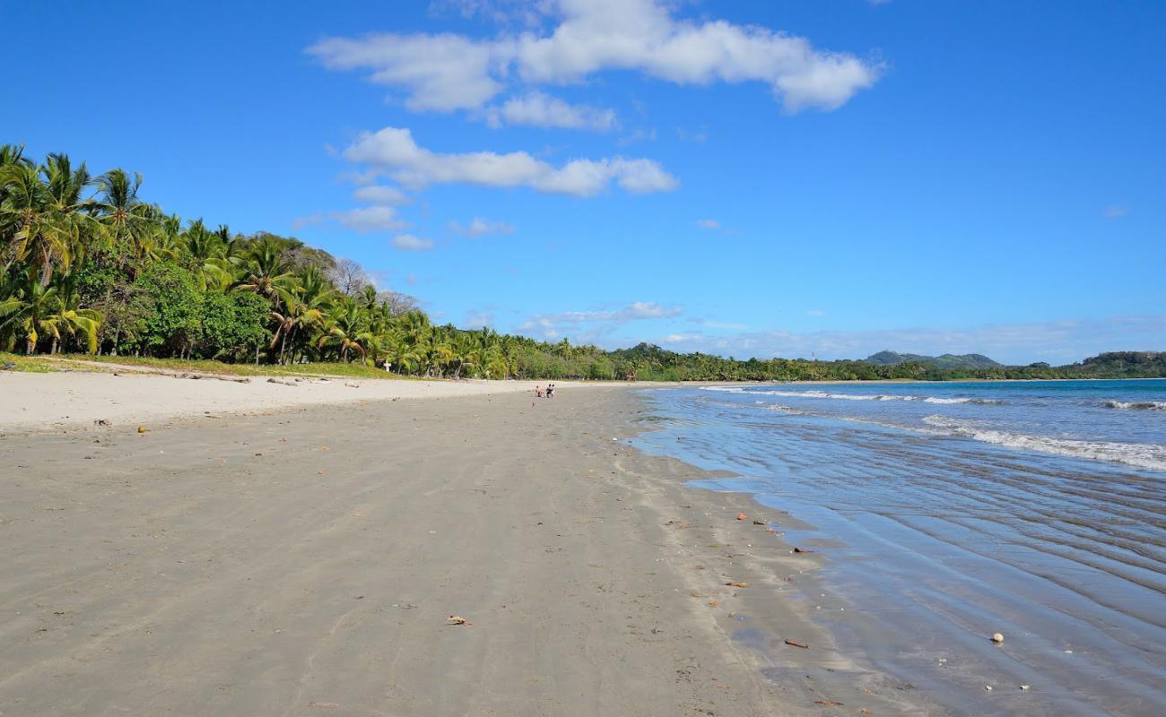 Foto de Samara Beach con arena brillante superficie