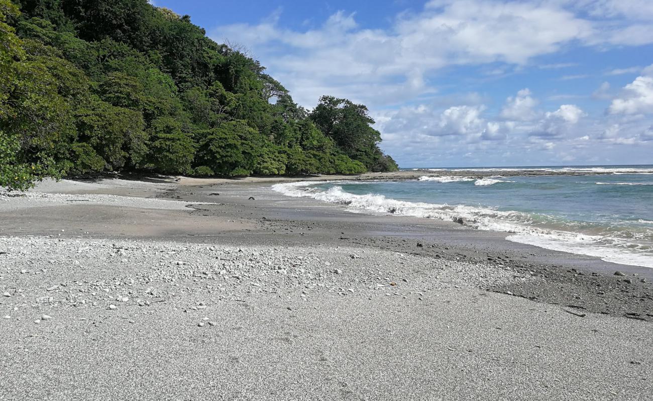 Foto de Playa Divina con arena brillante y rocas superficie