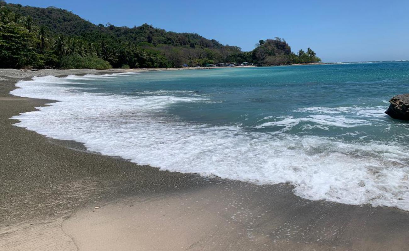 Foto de Mal Pais Beach con arena brillante y rocas superficie