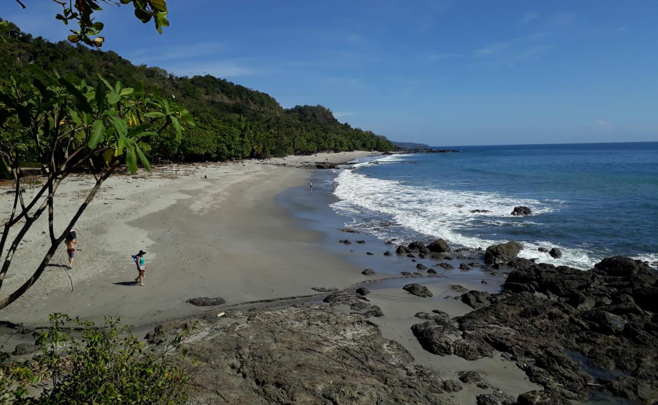 Foto de Playa Montezuma con arena brillante superficie