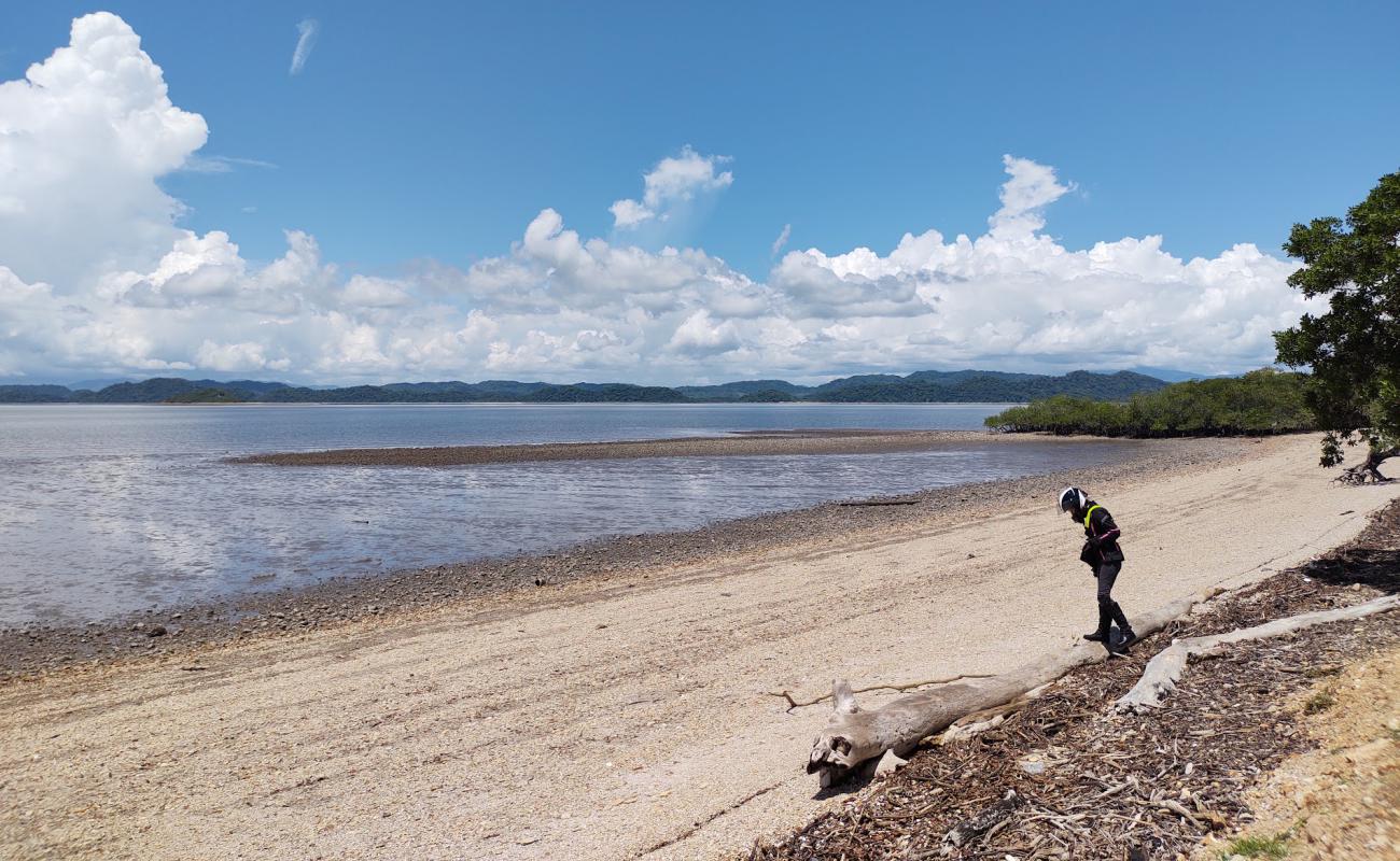 Foto de Playa Punta Piedra con arena gris y piedras superficie