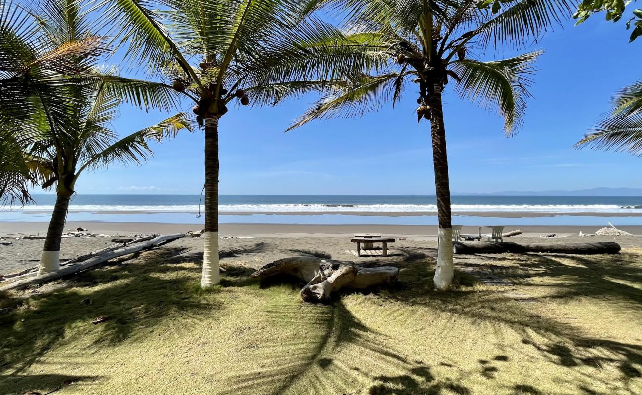 Foto de Playa Tivives con arena oscura superficie