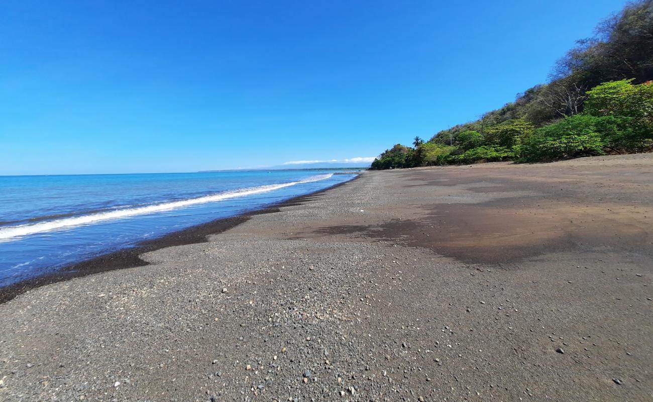 Foto de Playa Pógeres con arena oscura superficie