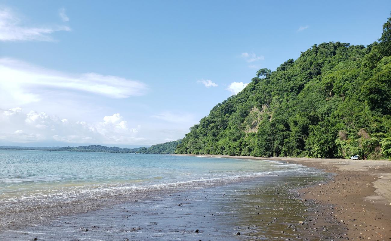 Foto de Playa Bochinche con arena/guijarros negro superficie