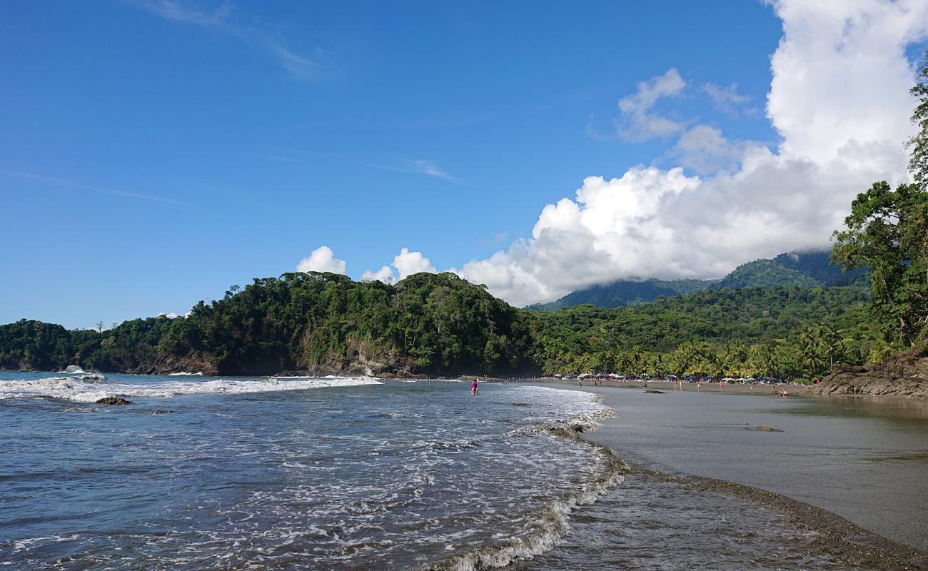 Foto de Dominicalito Beach con arena oscura superficie