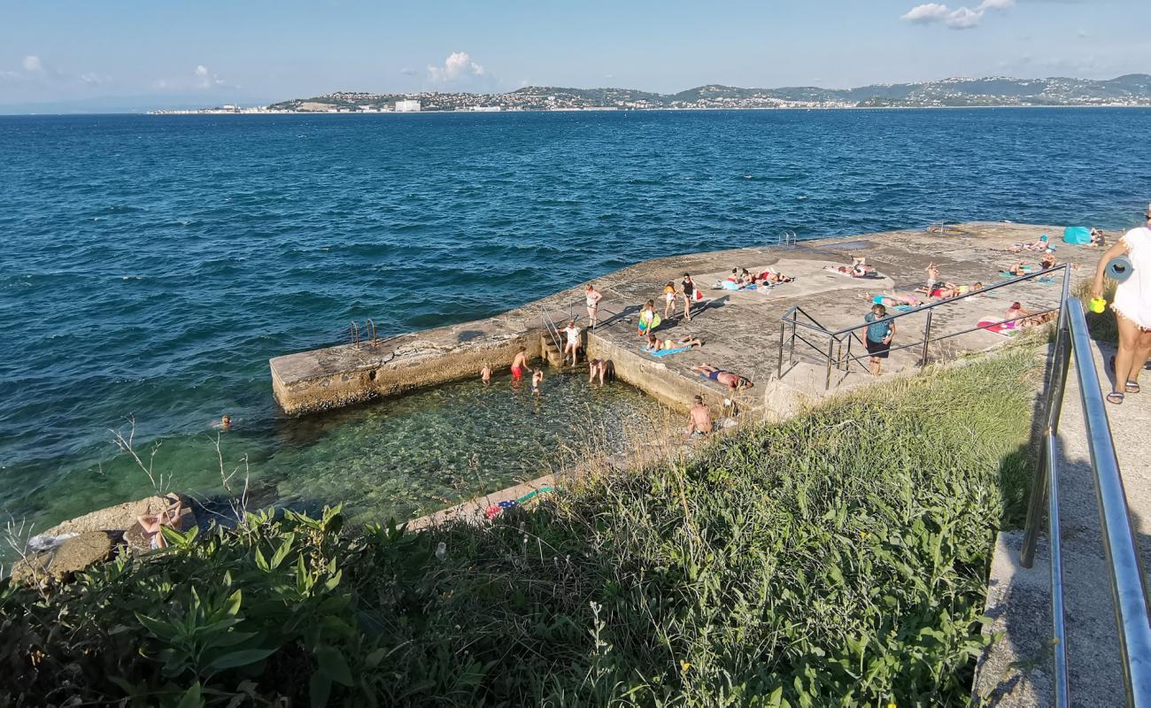 Foto de Crveni Vrh beach con hormigón superficie