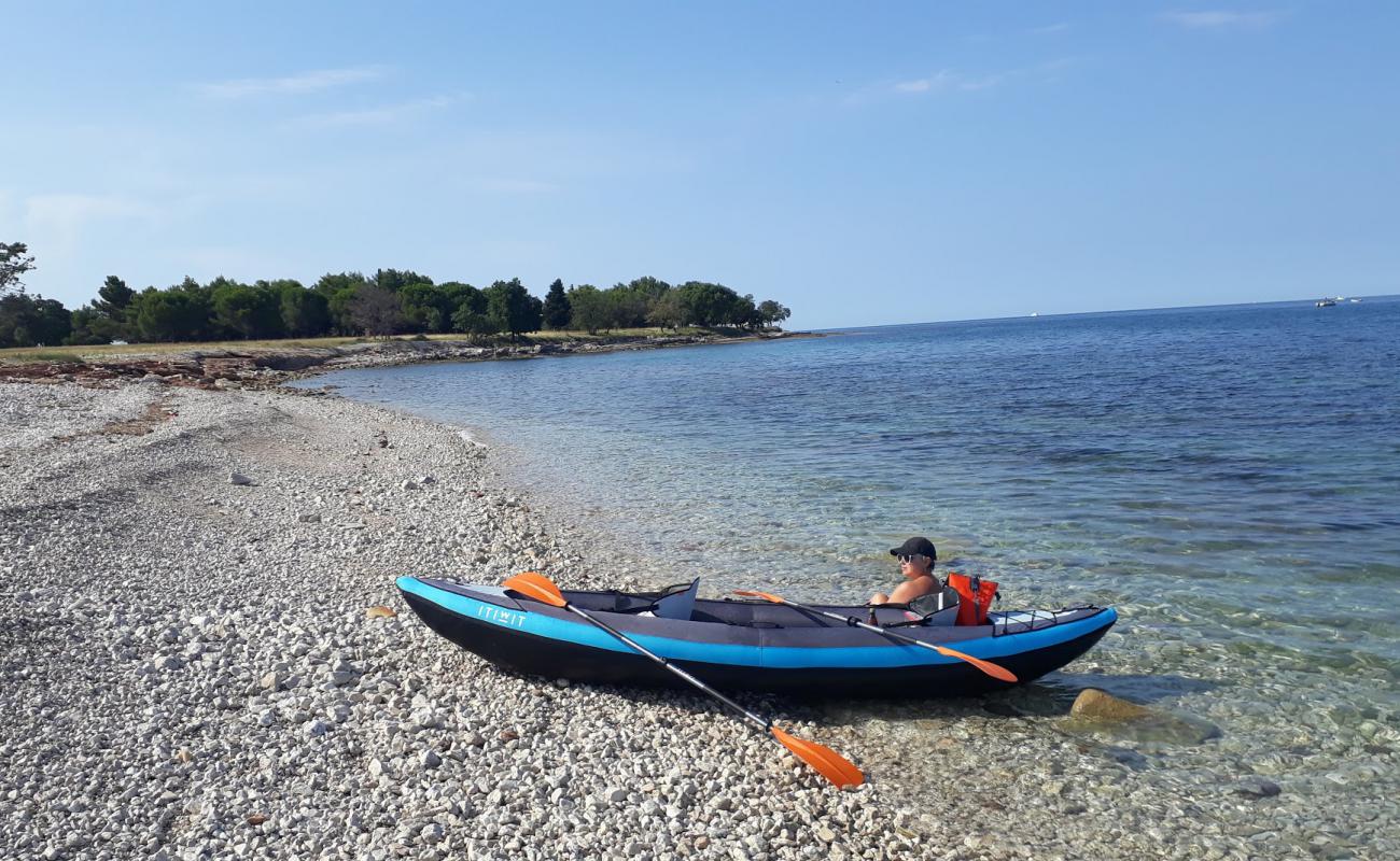 Foto de Umag wild beach con guijarro ligero superficie