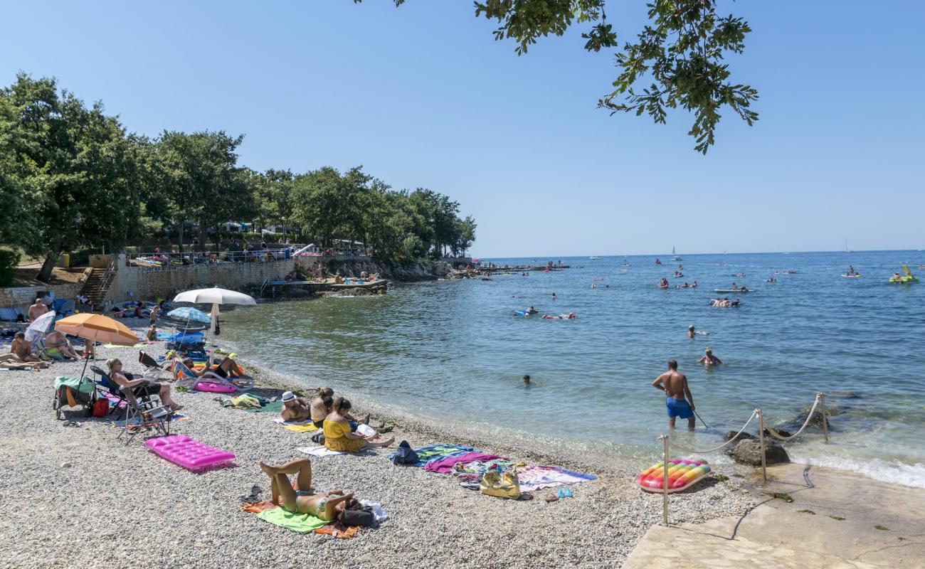 Foto de Bijela Uvala beach con guijarro fino claro superficie