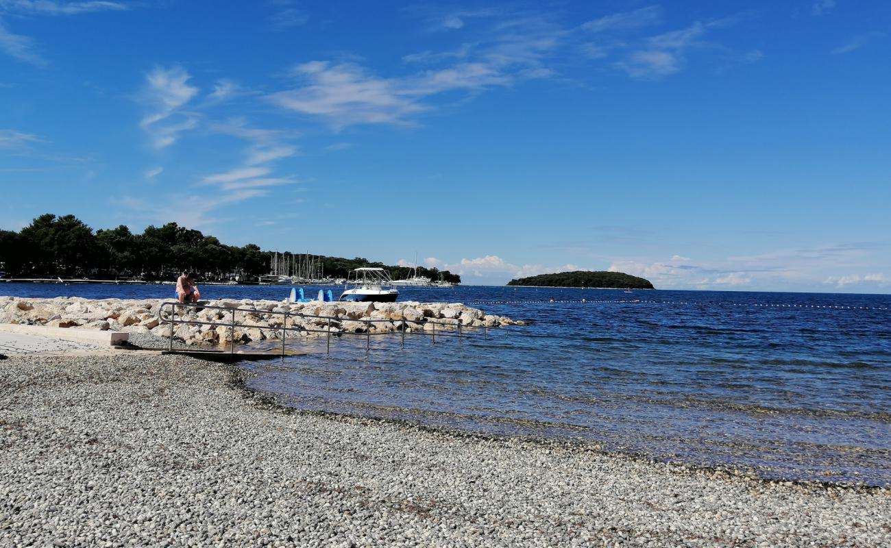 Foto de Playa Funtana con guijarro fino claro superficie