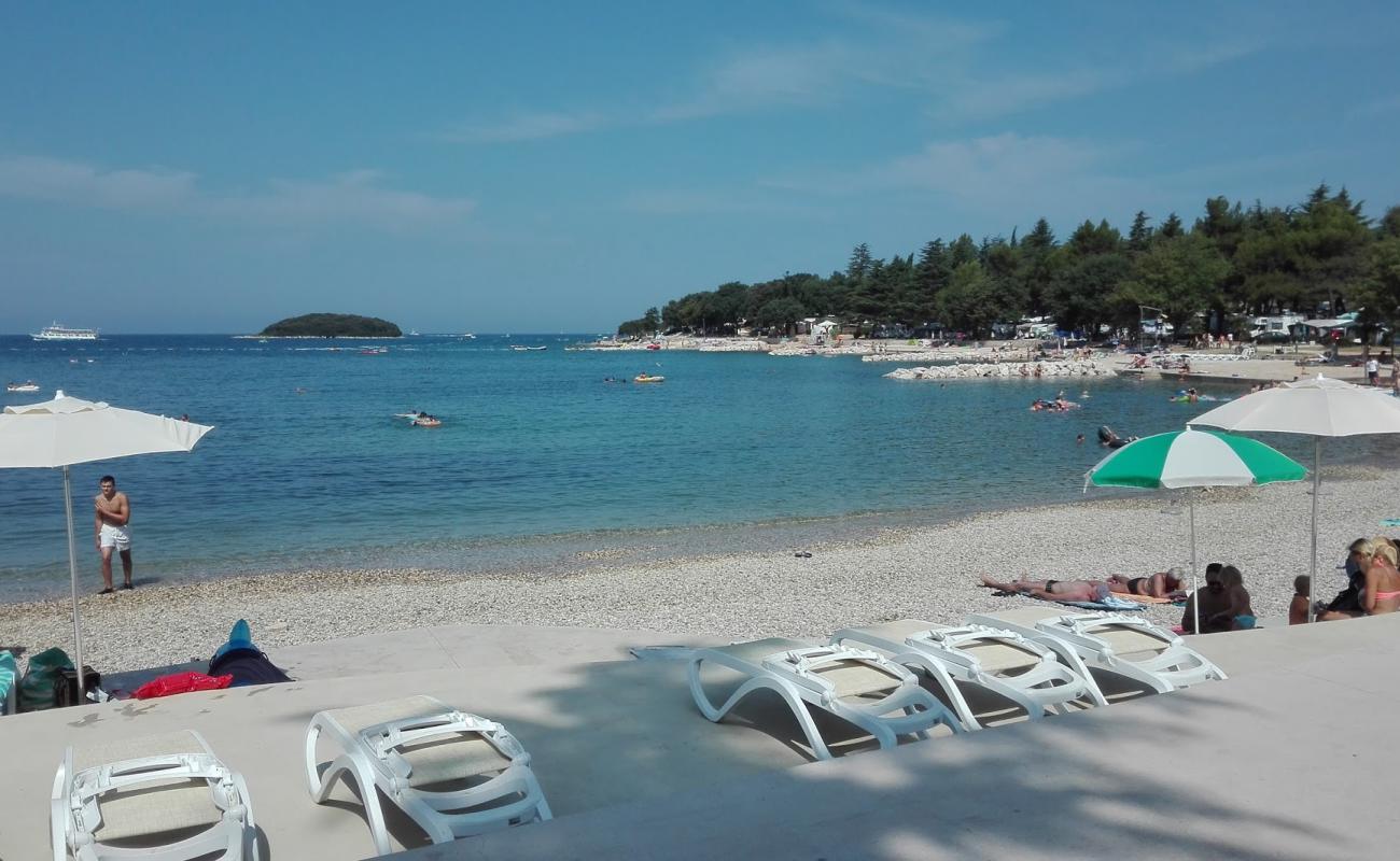 Foto de Valkanela beach con guijarro fino claro superficie