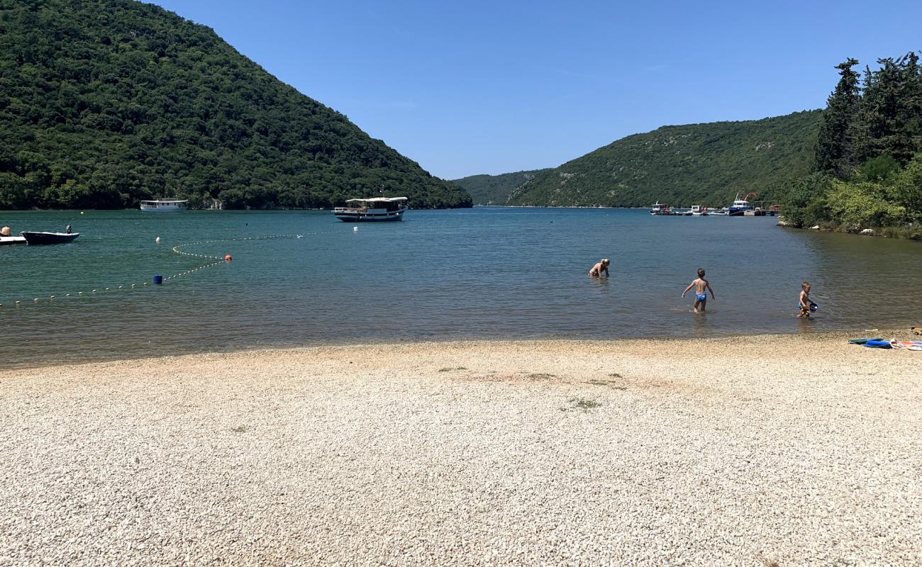 Foto de Fjord beach con guijarro fino oscuro superficie