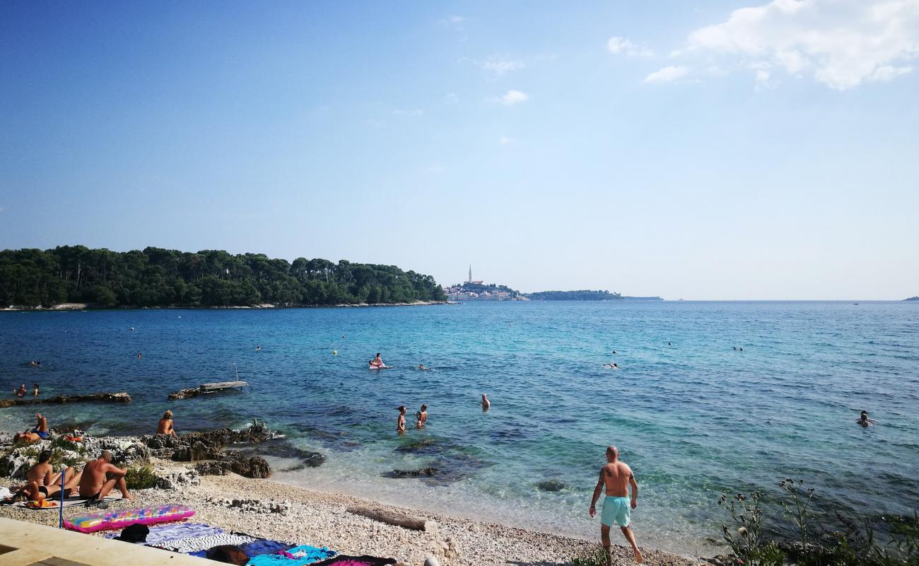 Foto de Porton Biondi beach con guijarro fino claro superficie