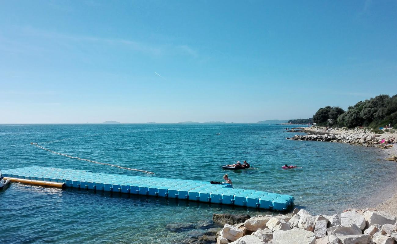 Foto de Vestar beach con guijarro fino claro superficie