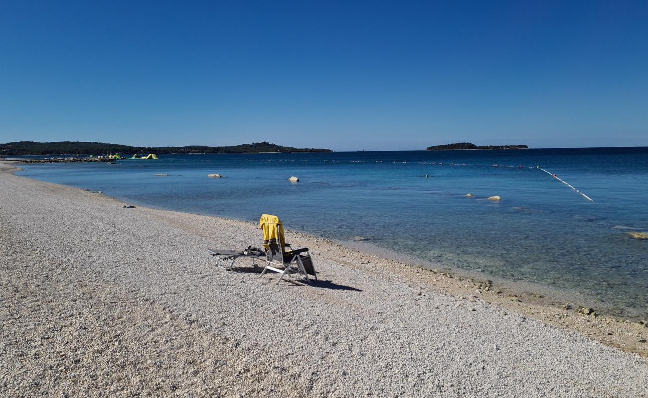 Foto de Bi Village beach con guijarro fino claro superficie