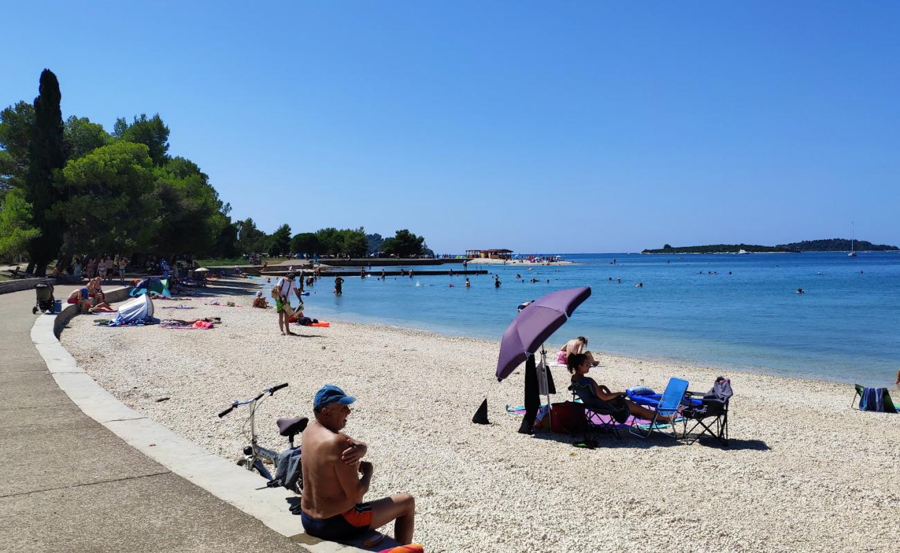 Foto de Valbandon beach con guijarro fino claro superficie