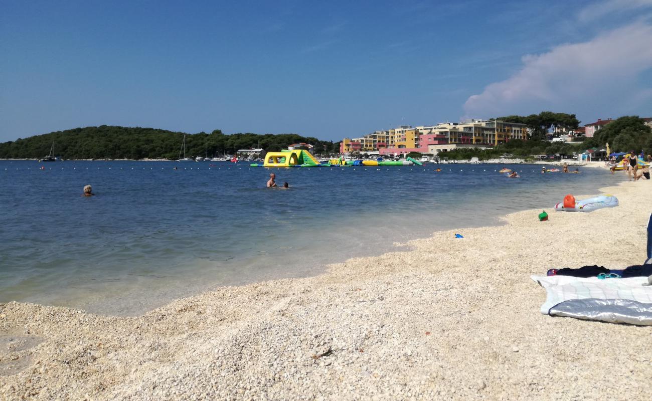 Foto de Banjole beach con guijarro fino claro superficie