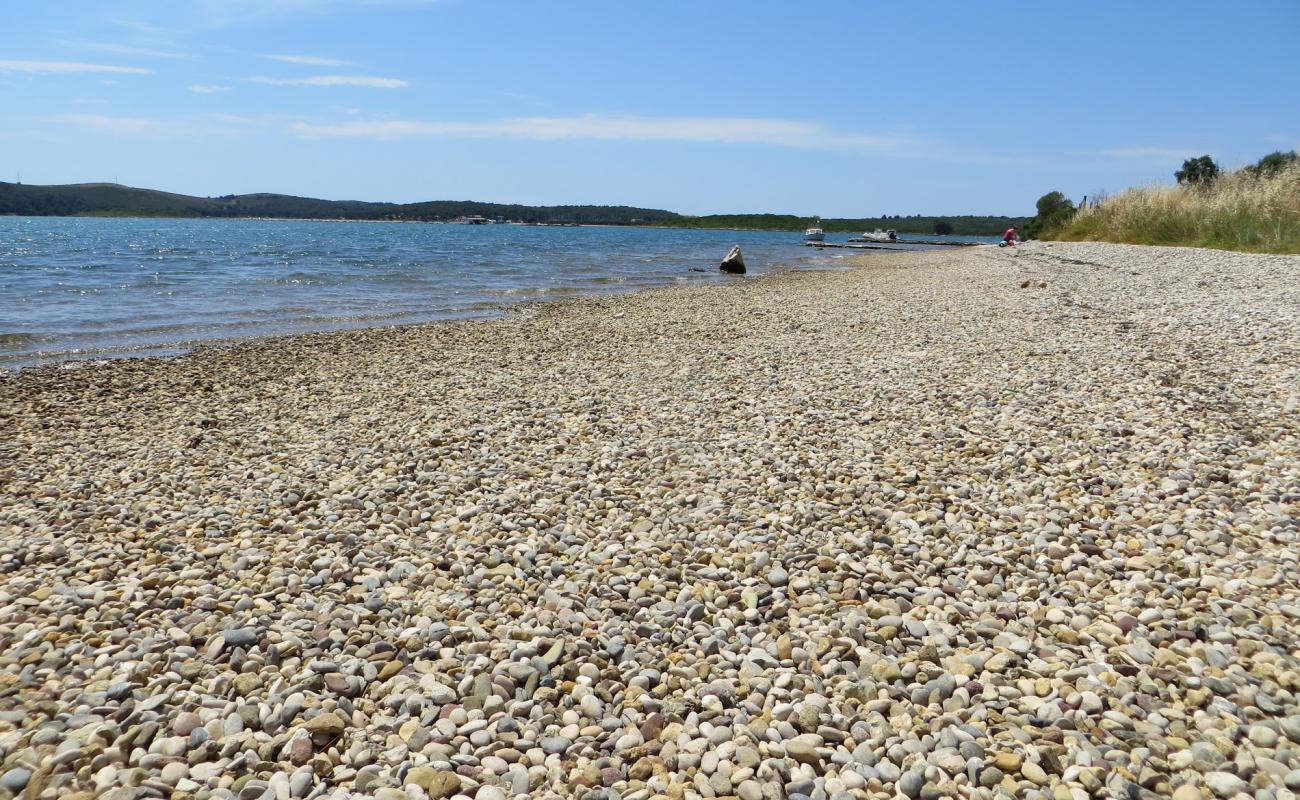 Foto de Mukalba beach con guijarro fino claro superficie