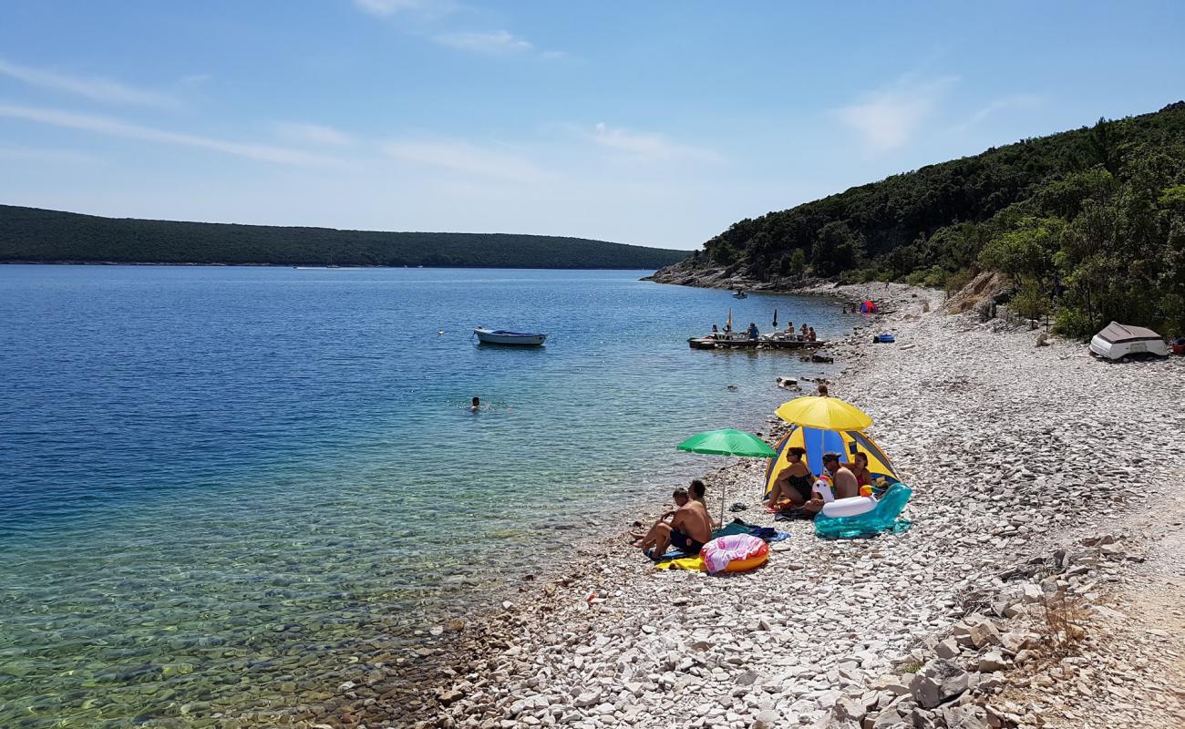 Foto de Kalavojna beach con piedra superficie