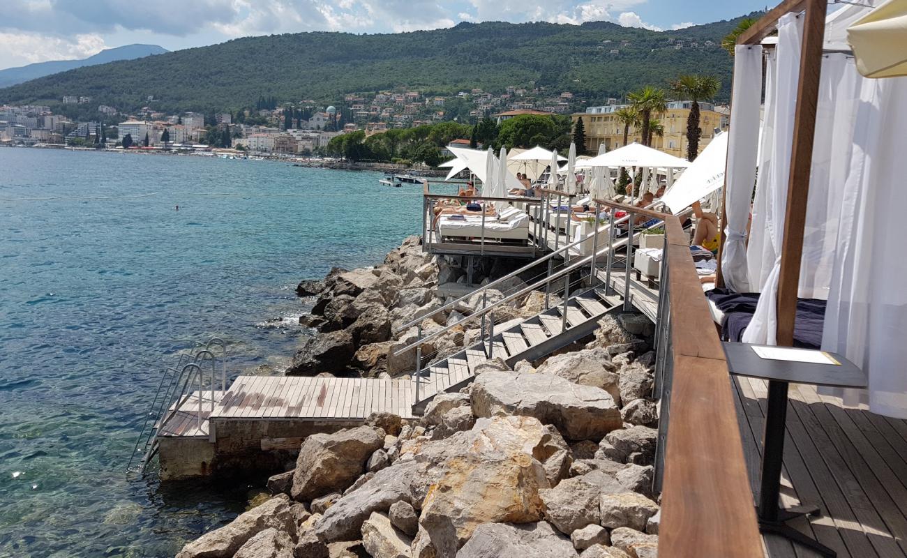 Foto de Opatija beach con hormigón superficie