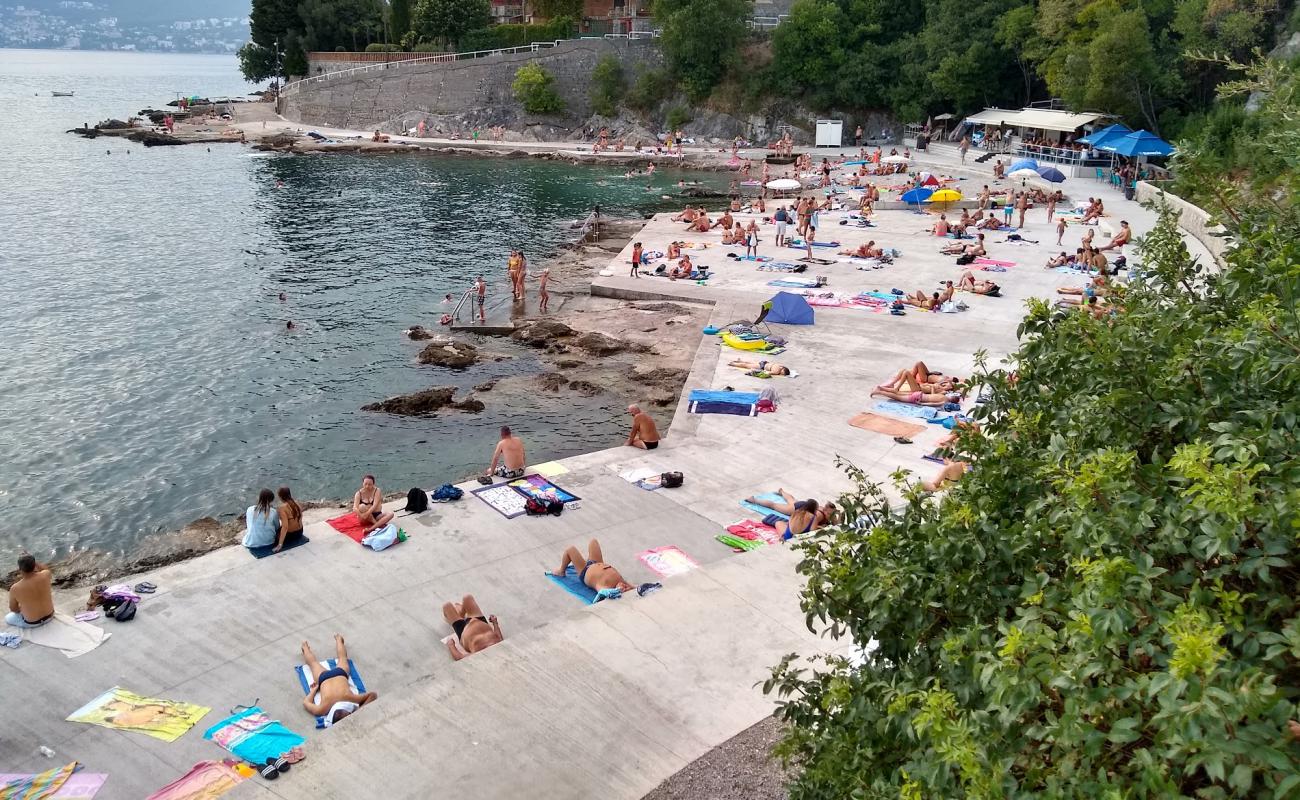 Foto de Empeduja beach con guijarro fino claro superficie