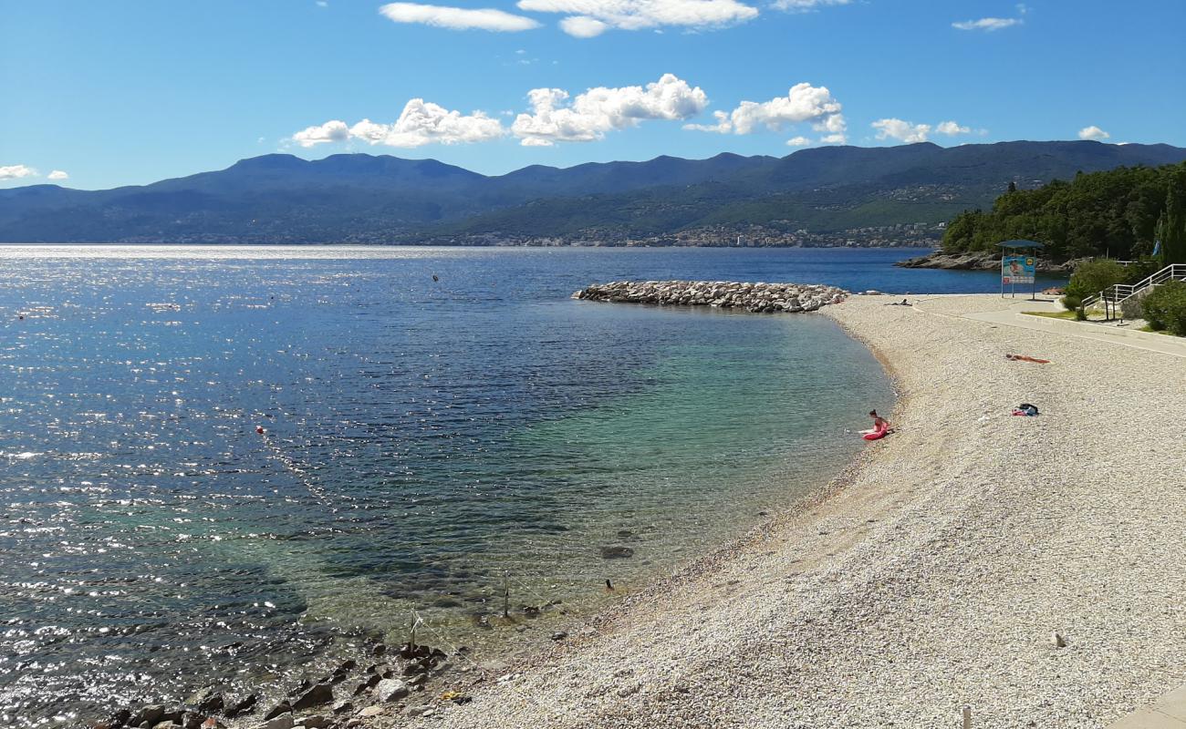 Foto de Ploce beach con guijarro fino oscuro superficie