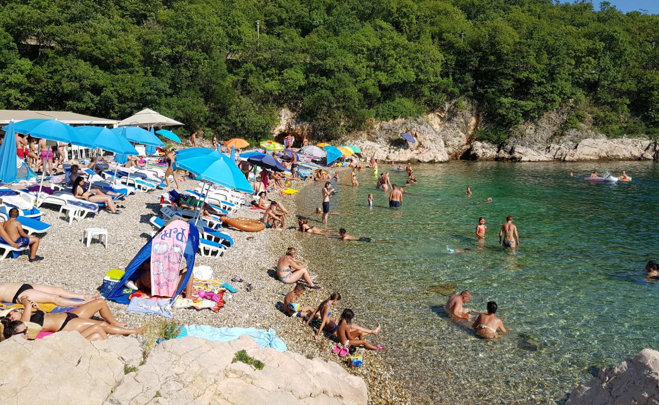 Foto de Svezanj Bay con guijarro fino oscuro superficie