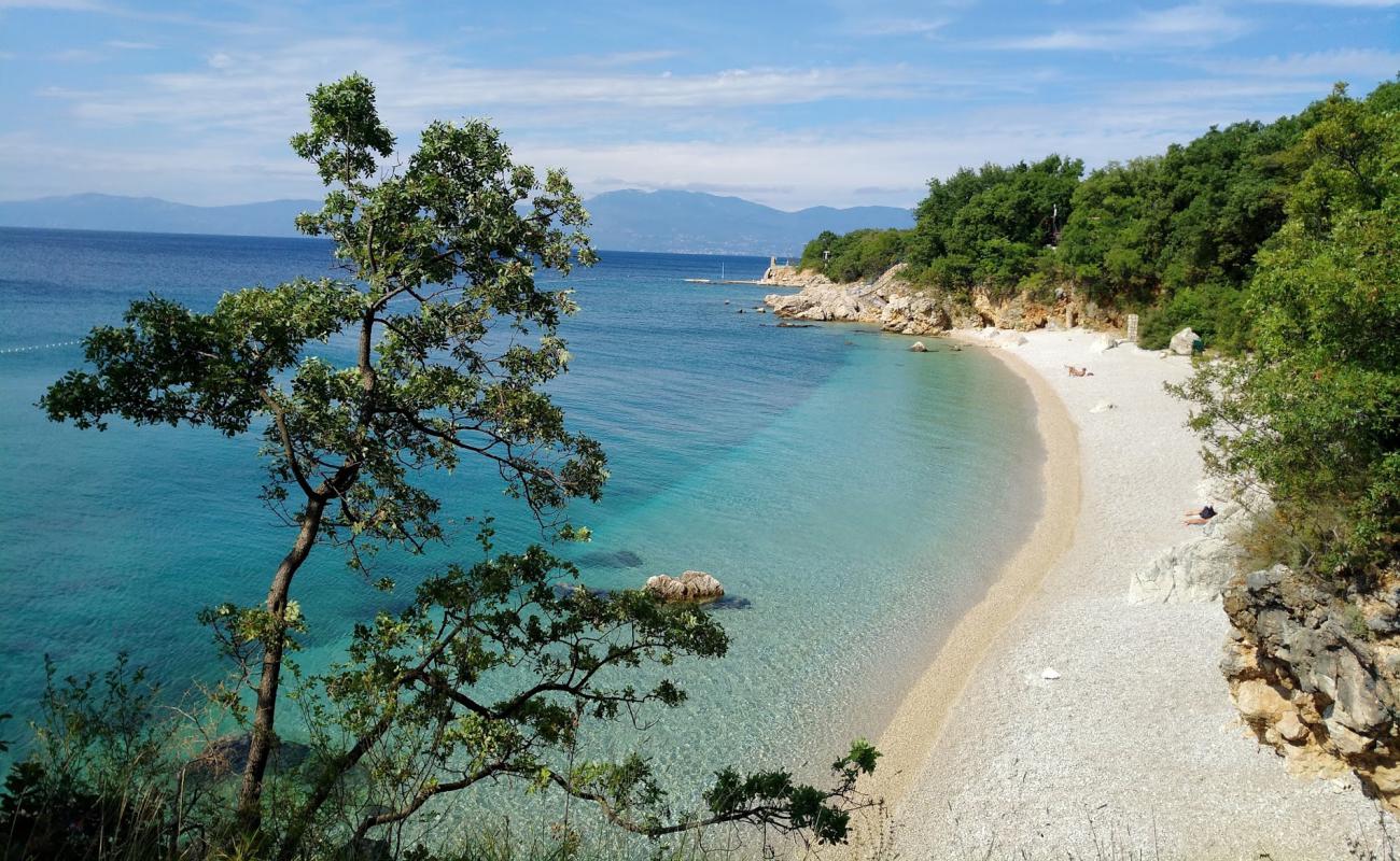 Foto de Kostrena beach con guijarro fino claro superficie