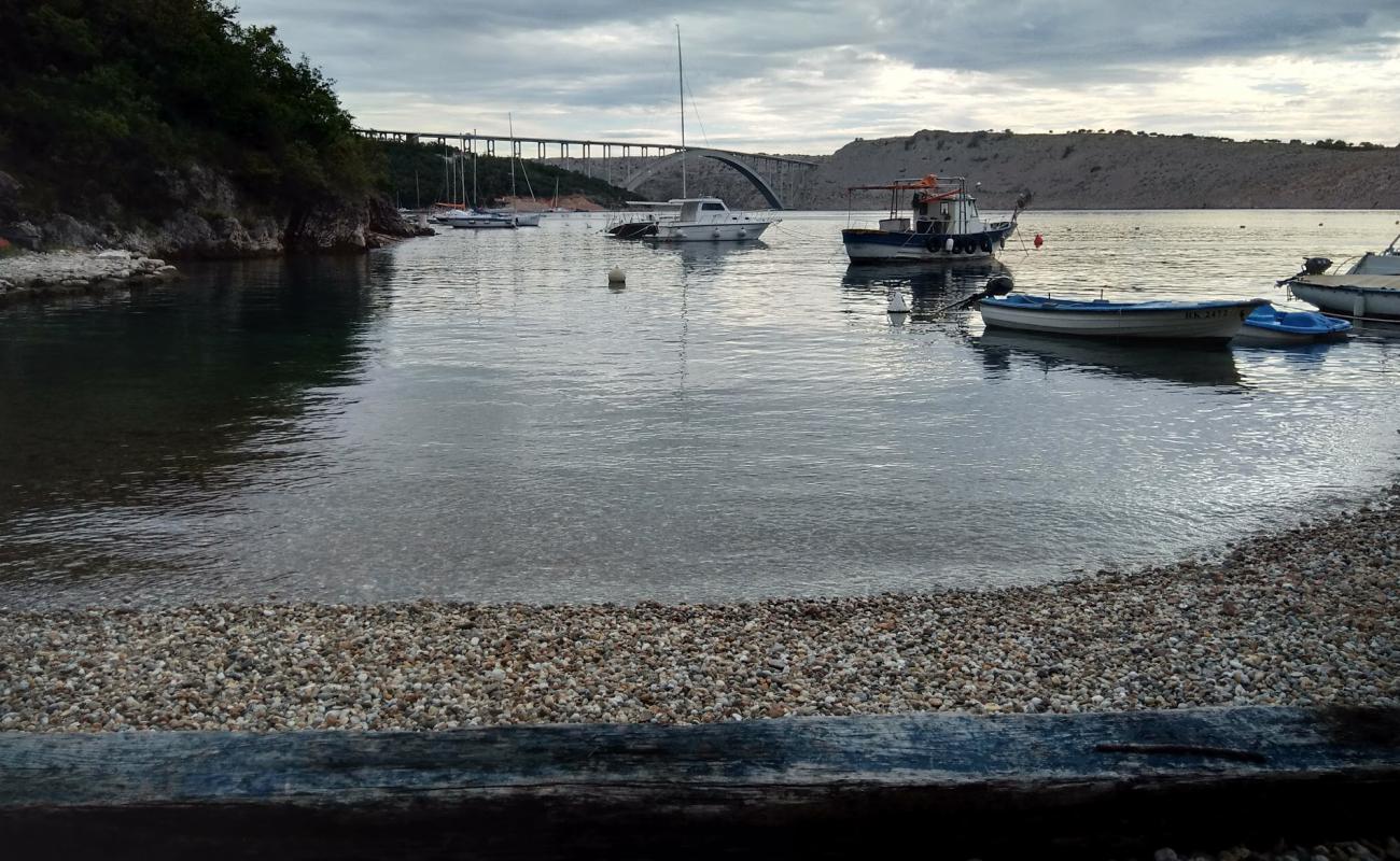 Foto de Uvala Scott beach con guijarro fino oscuro superficie