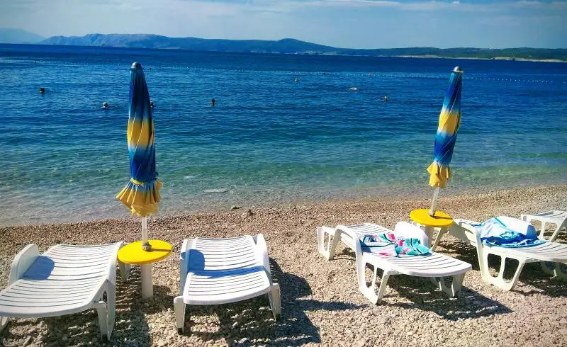 Foto de Podvorska beach con guijarro fino oscuro superficie