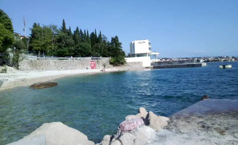 Foto de Amabilis beach con guijarro ligero superficie