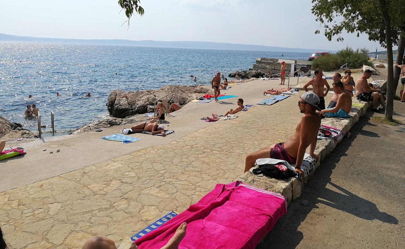 Foto de Novi Marina beach con hormigón superficie