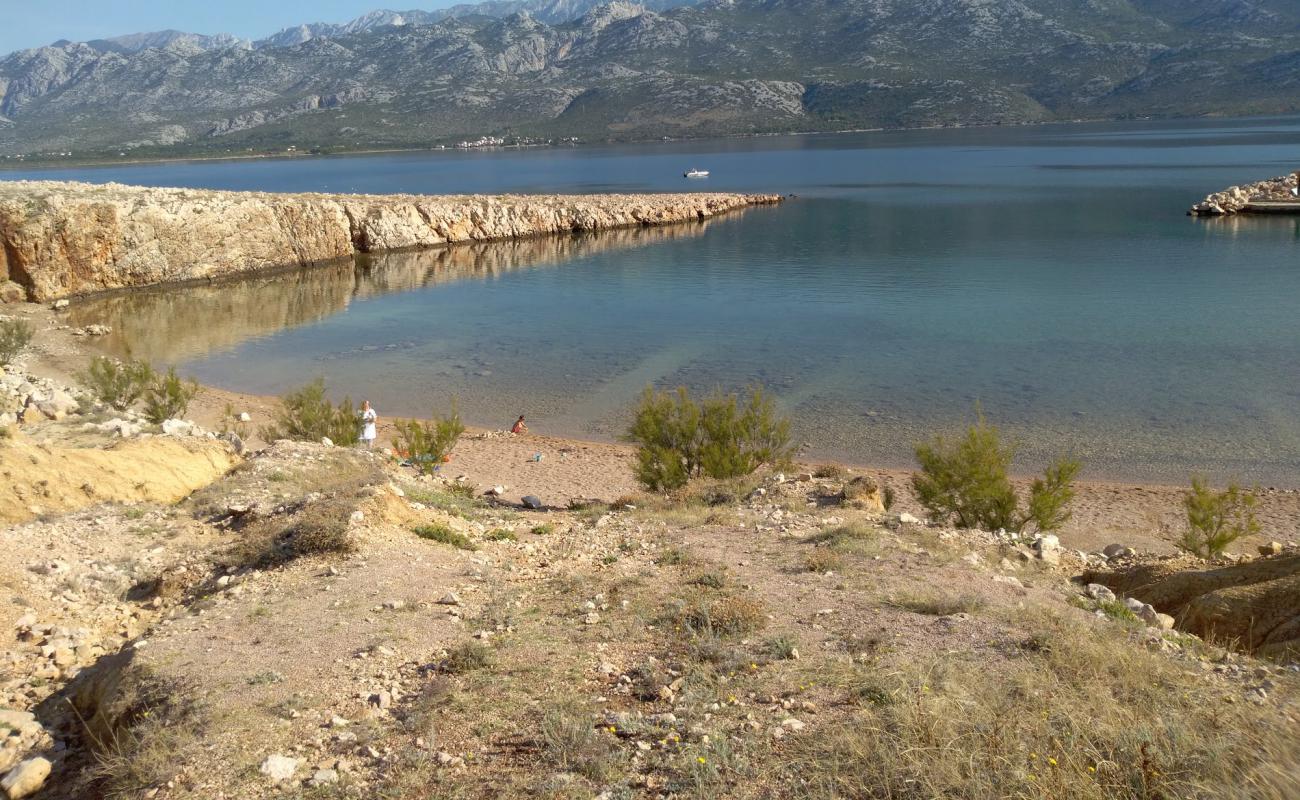 Foto de Divojacka beach con arena brillante y rocas superficie