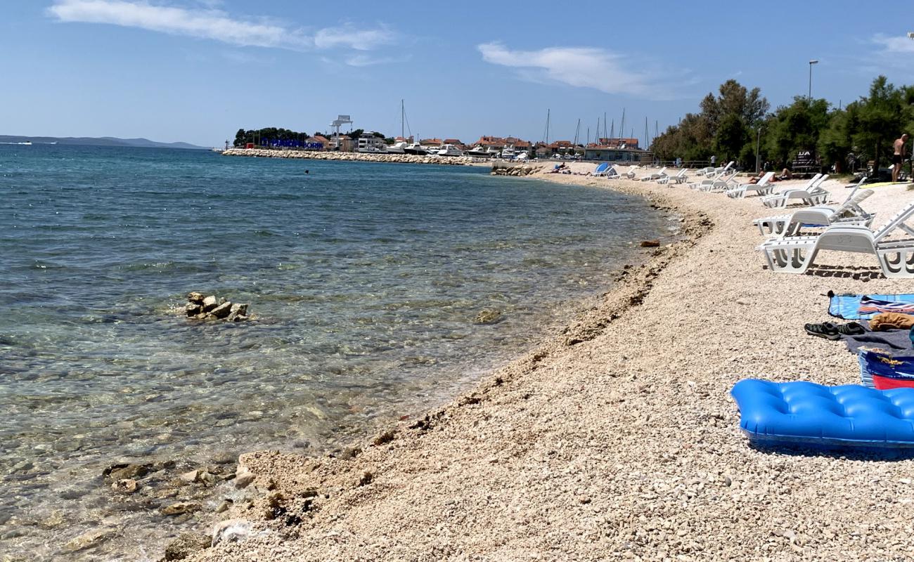 Foto de Uskok Zadar beach con guijarro ligero superficie