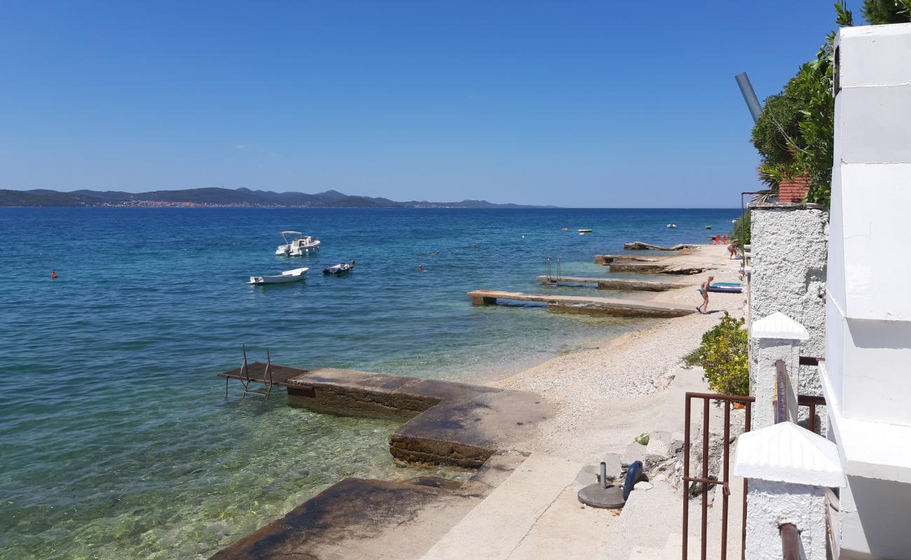 Foto de Mikulandra beach con guijarro ligero superficie