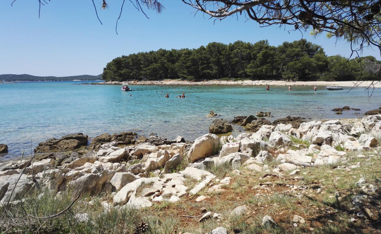 Foto de Lumbrak beach con piedra superficie