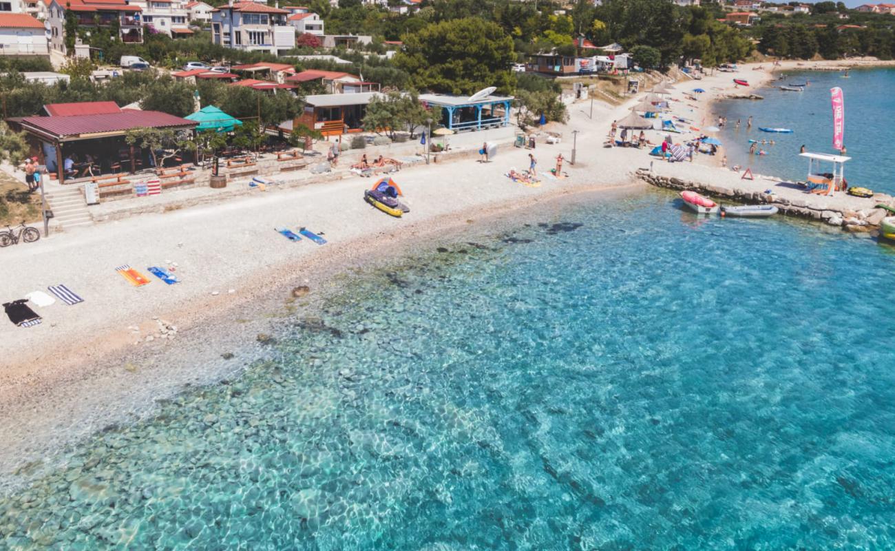 Foto de Pakostane beach II con guijarro fino claro superficie