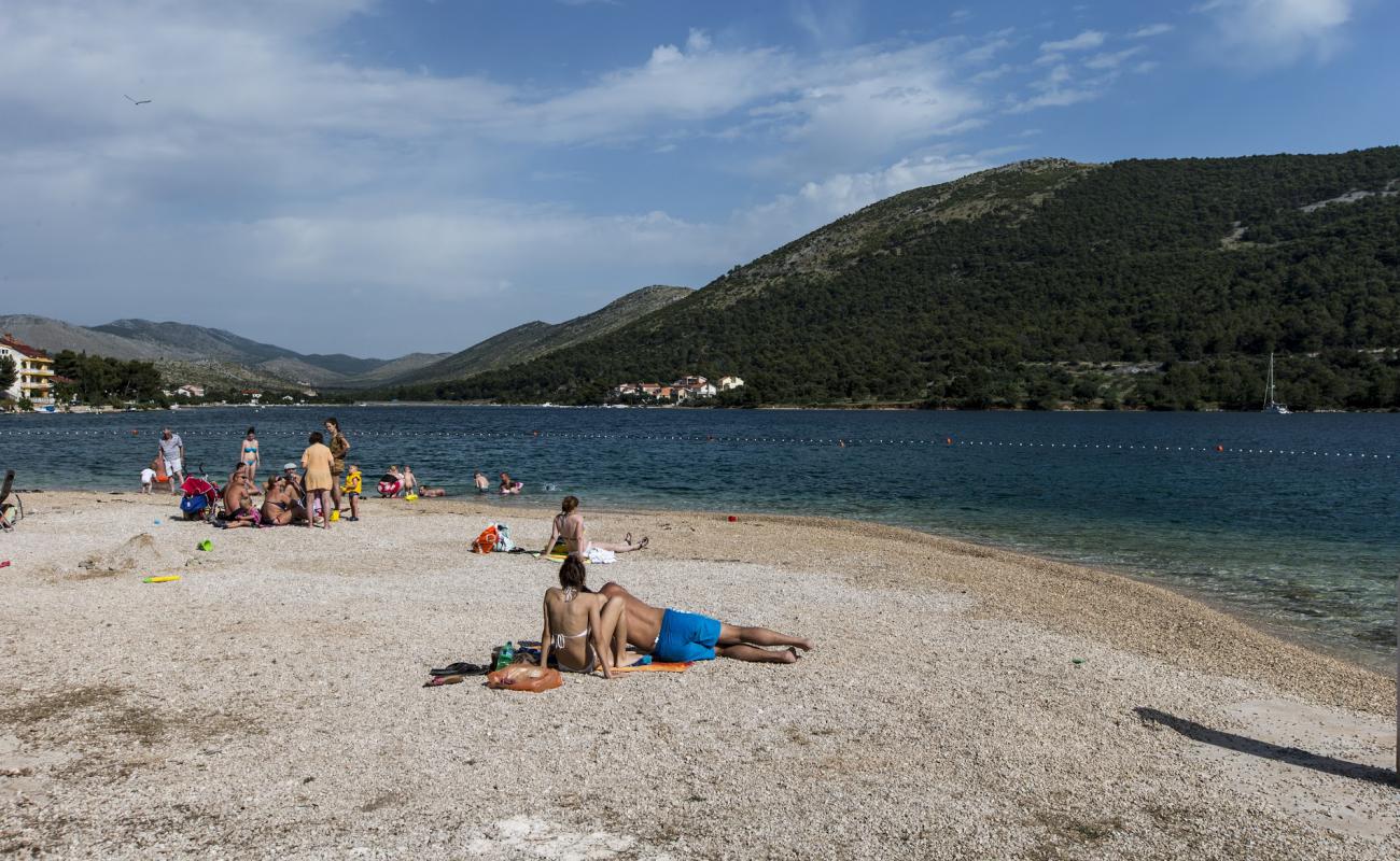 Foto de Banovci beach con guijarro fino claro superficie