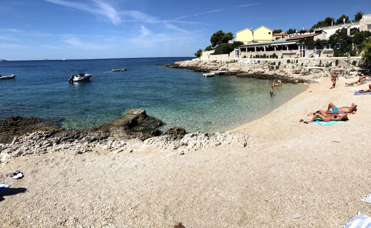 Foto de Dolac II beach con guijarro fino claro superficie