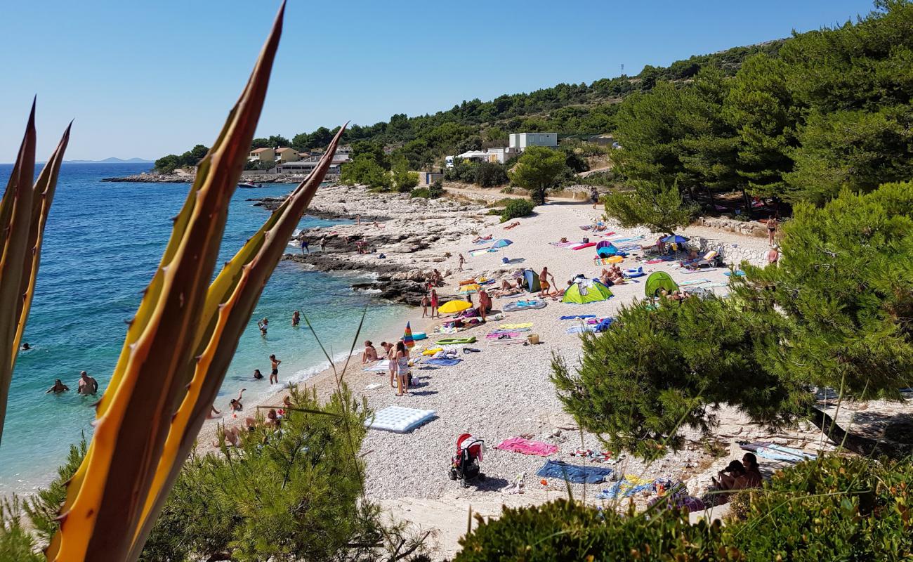 Foto de Dolac beach con guijarro fino claro superficie