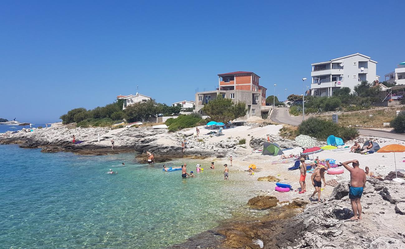 Foto de Zecevo beach con guijarro fino claro superficie