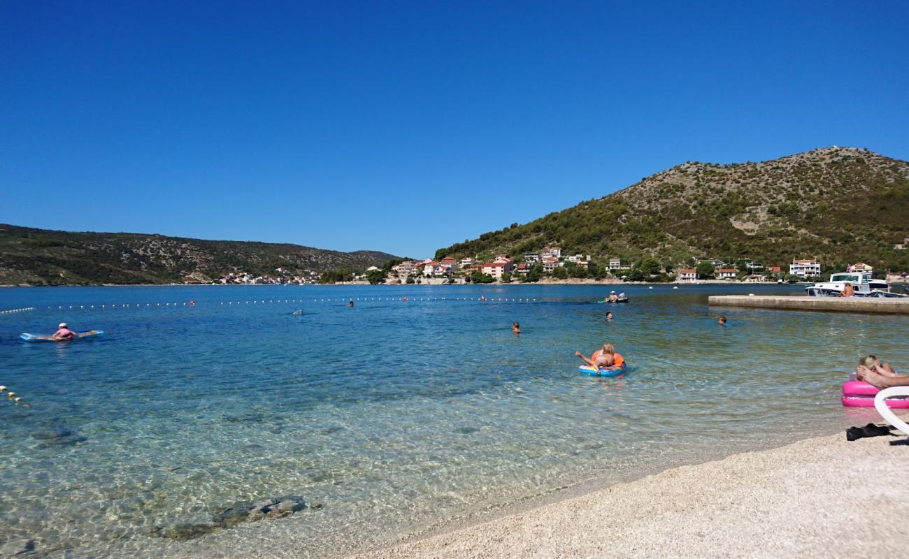 Foto de Poljica beach con guijarro fino claro superficie