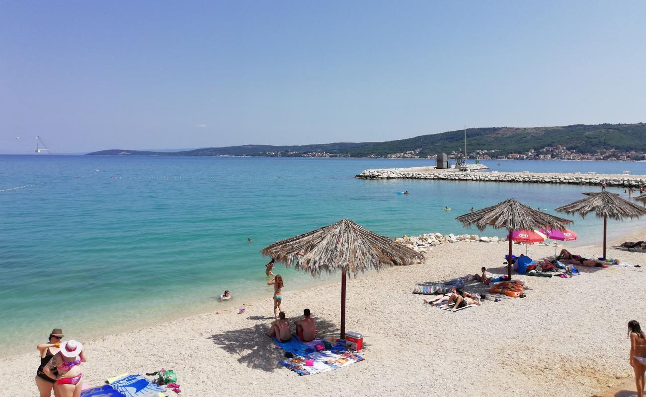 Foto de Playa de Divulje con guijarro fino claro superficie