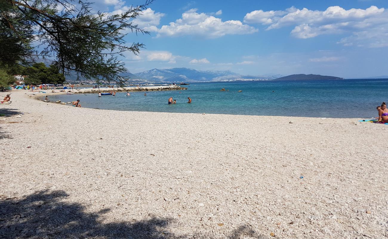 Foto de Resnik beach con guijarro fino claro superficie