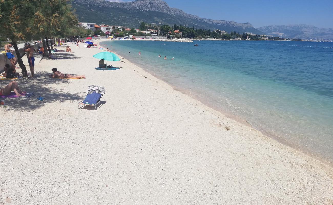 Foto de Dardin beach con guijarro fino claro superficie