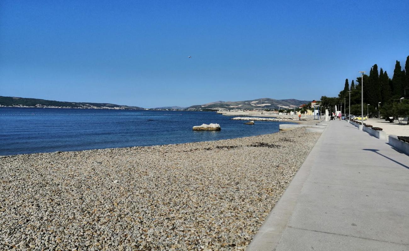 Foto de Ostrog beach con guijarro ligero superficie