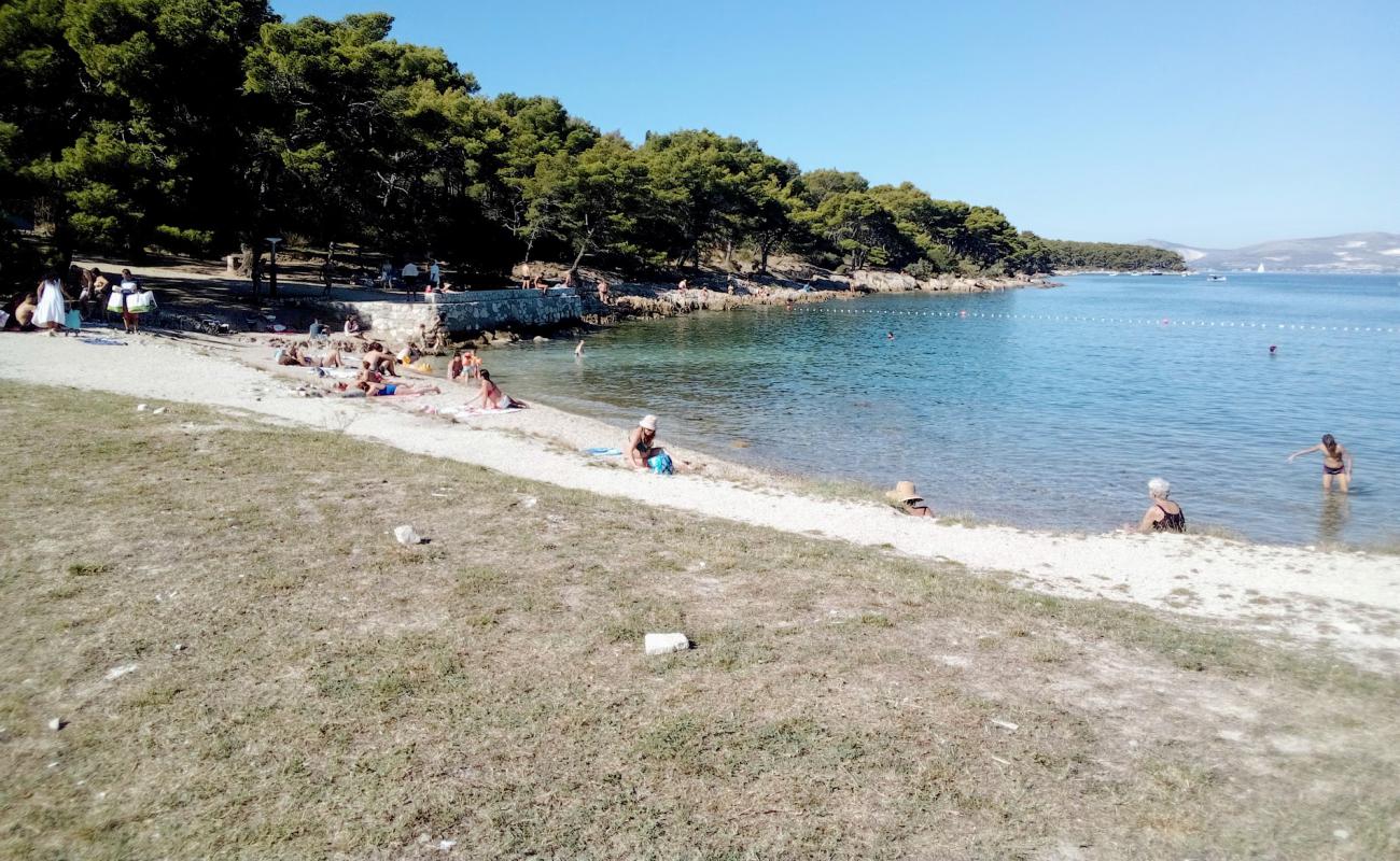 Foto de Prva Voda beach con guijarro ligero superficie