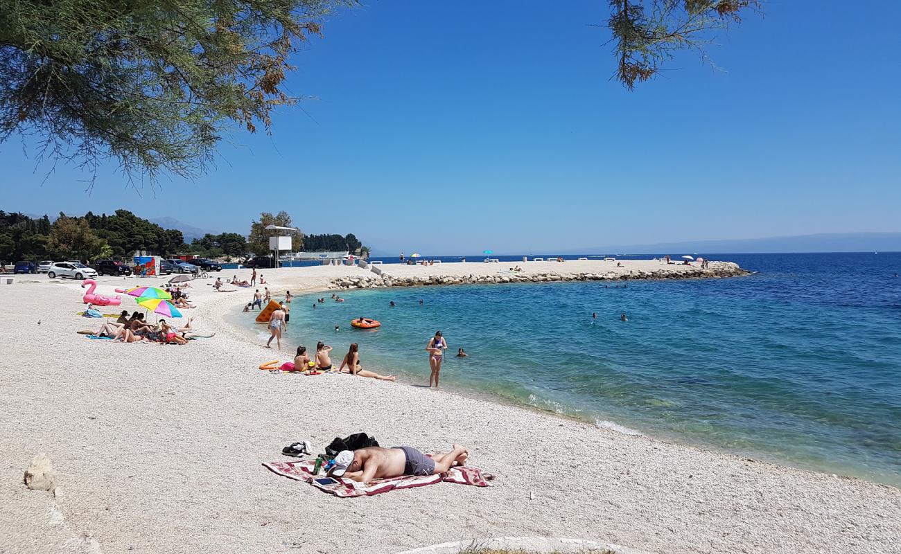 Foto de Obojena beach con guijarro ligero superficie