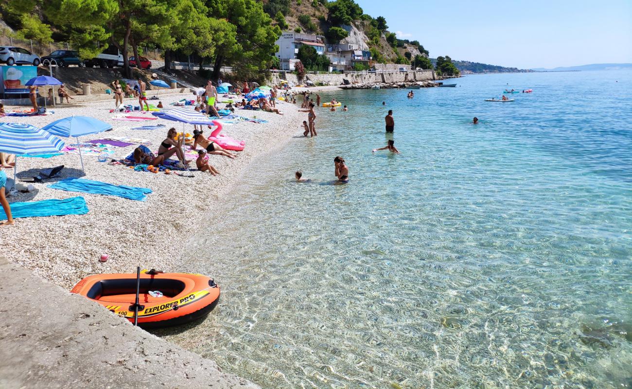 Foto de Krilo beach con guijarro fino claro superficie